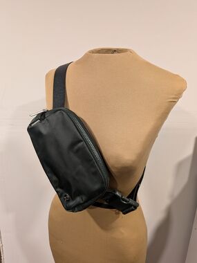 Lululemon Hunter Green Everywhere Belt Bag